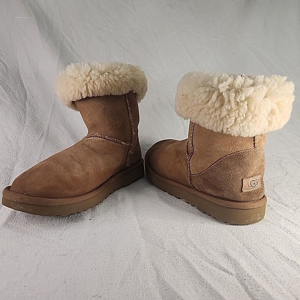 Boots UGG Women's Chestnut Classic Short II Sheepskin Fur Lined 1016223 Sz 8